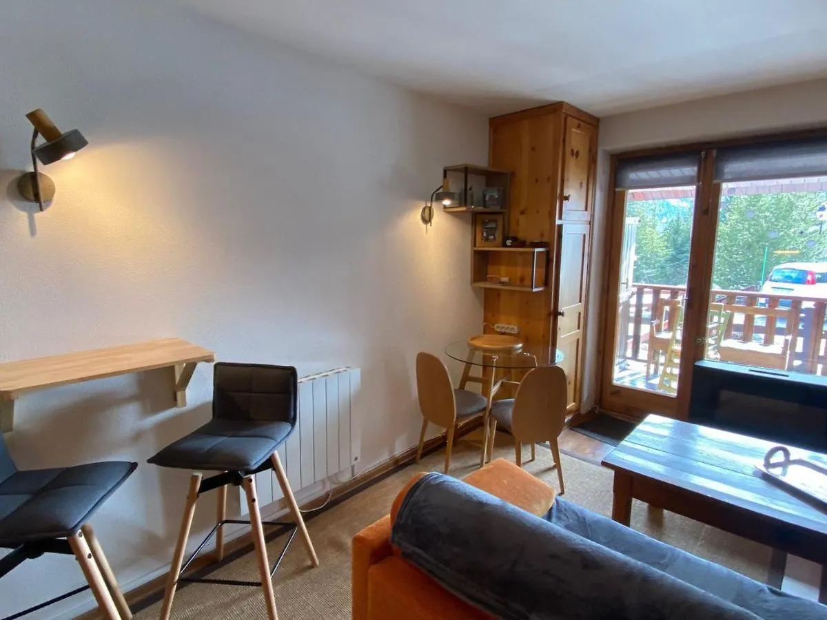Studio Cosy Avec Terrasse, Jardin, Proche Pistes Et Commerces A Montgenevre - Fr-1-445-188 0*,  France